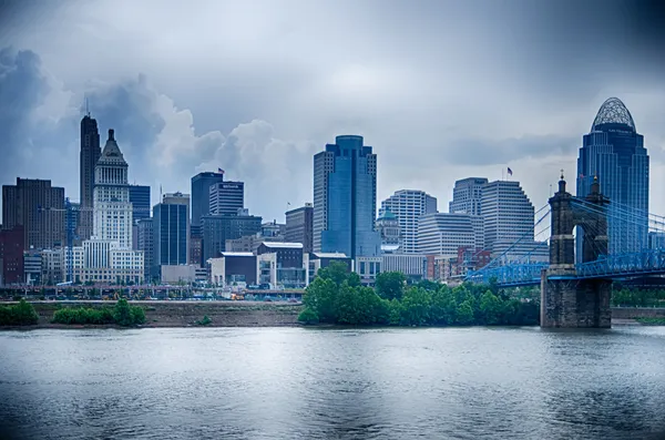 El horizonte de Cincinnati. Imagen de Cincinnati skyline y el histórico Joh —  Fotos de Stock