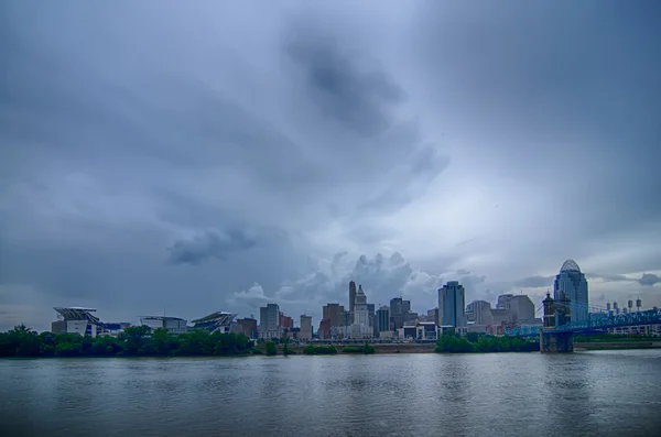 El horizonte de Cincinnati. Imagen de Cincinnati skyline y el histórico Joh — Foto de Stock