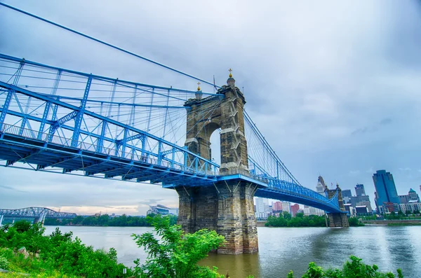 Cincinnati skyline. Image of Cincinnati skyline and historic Joh — Stock Photo, Image