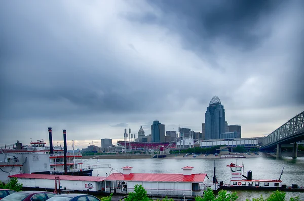 El horizonte de Cincinnati. Imagen de Cincinnati skyline y el histórico Joh — Foto de Stock