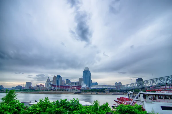 El horizonte de Cincinnati. Imagen de Cincinnati skyline y el histórico Joh —  Fotos de Stock