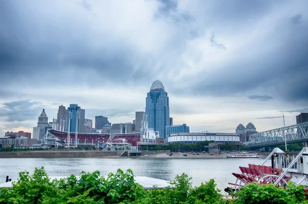 Cincinnati skyline. bilden av cincinnati skyline och historiska joh — Stockfoto