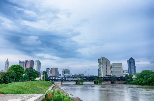 Columbus, ohio Skyline, die sich im scioto Fluss widerspiegelt. Kolumbus i — Stockfoto