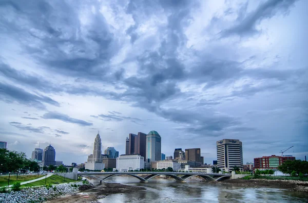 Columbus, Ohio skyline refletido no rio Scioto. Colombo i — Fotografia de Stock