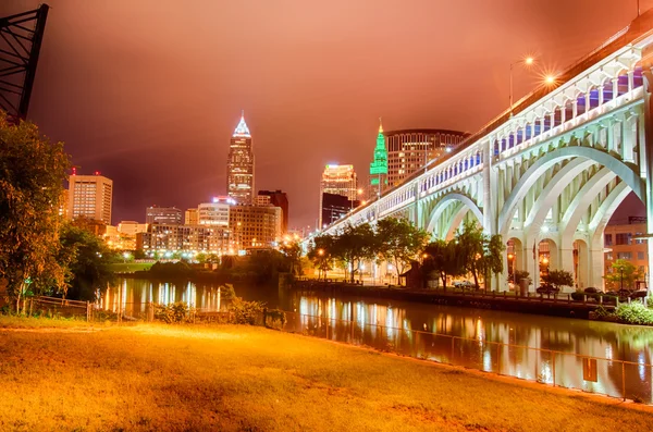 Cleveland. afbeelding van cleveland centrum 's nachts — Stockfoto
