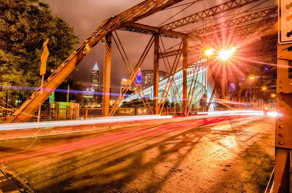Cleveland. kép-a cleveland-downtown éjjel — Stock Fotó