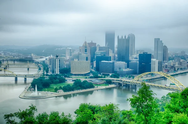 Pittsburgh, pennsylvania - plaats (city) in de Verenigde Staten. skyline wi — Stockfoto