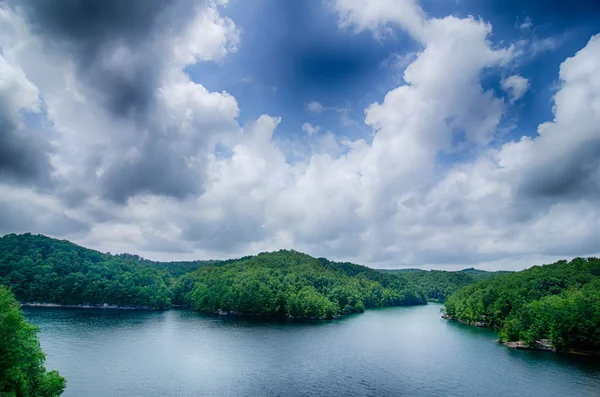 Nuvens e céu azul sobre summersville lago virginia oeste — Fotografia de Stock