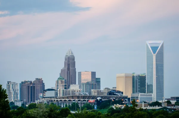 Charlotte norte carolina skyline à noite — Fotografia de Stock