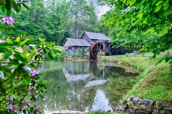 Histórico Edwin B. Mabry Grist Mill (Mabry Mill) en Virgini rural —  Fotos de Stock