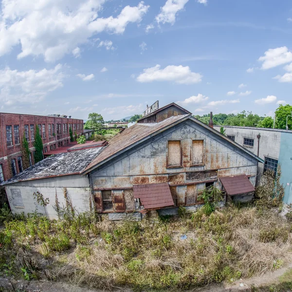 Oude verlaten roestig en dalende apart gebouw — Stockfoto