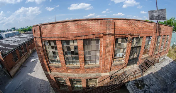 Orld bakstenen gebouw ter verlaten buurt alley — Stockfoto