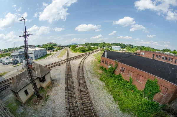Pomalu přesun vagónů uhlí na železničních tratích — Stock fotografie