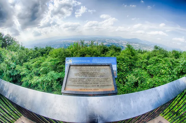 Roanoke staden sett från mill mountain star i skymningen i virginia — Stockfoto