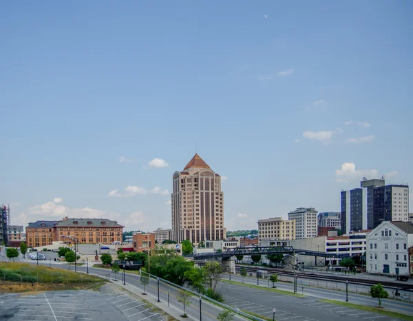 Roanoke virginia cidade horizonte no vale da montanha — Fotografia de Stock