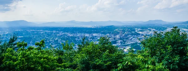 Roanoke City visto desde Mill Mountain Star al atardecer en Virginia — Foto de Stock