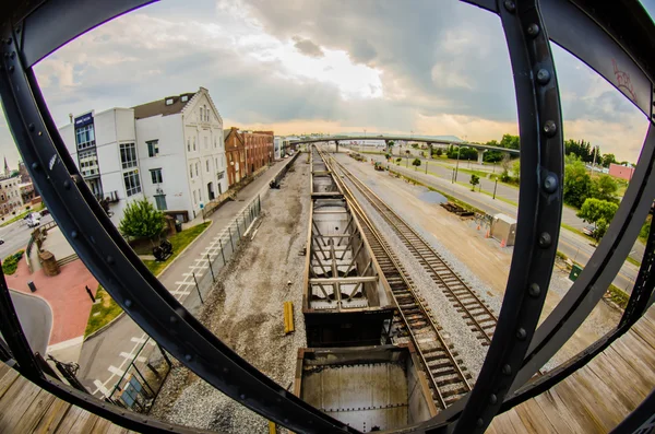 Wagons de charbon à mouvement lent sur les voies ferrées — Photo