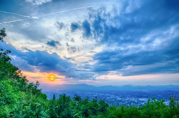 Roanoke város mint látott-ból malom-hegy star-Virginia alkonyatkor — Stock Fotó
