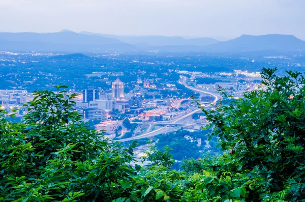 Roanoke město, jak je patrné z mlýna mountain star za soumraku ve Virginii — Stock fotografie