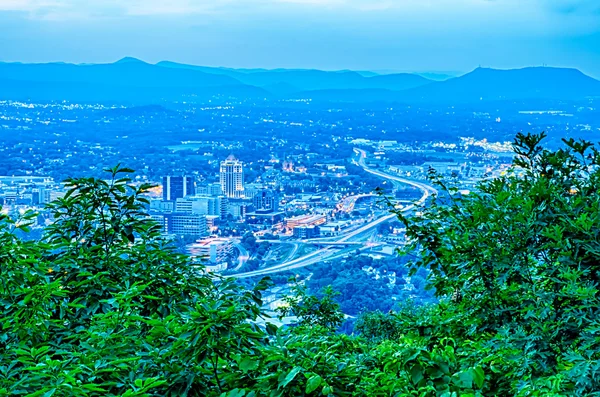 Roanoke City visto desde Mill Mountain Star al atardecer en Virginia — Foto de Stock