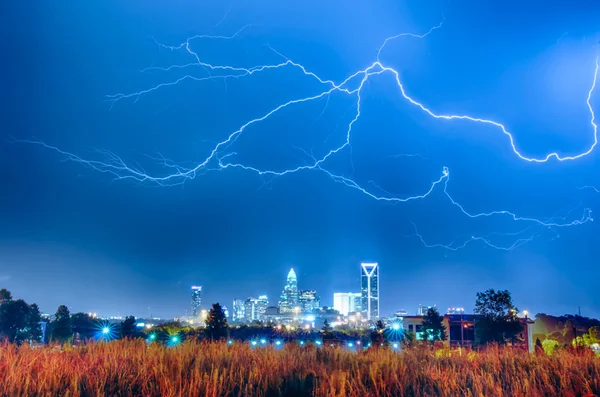 Lightning thunder bolts over charlotte skyline — Stock fotografie