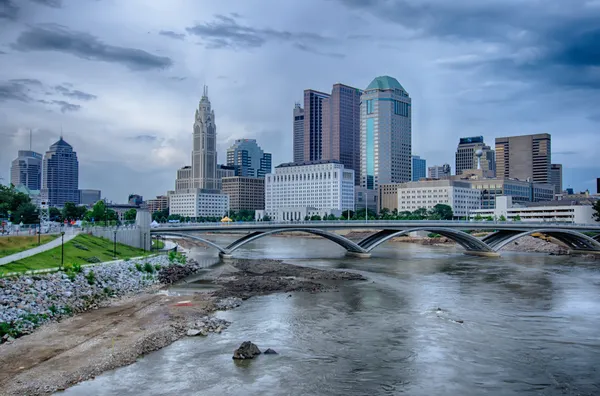 Columbus, ohio Panorama odráží v řece scioto. Columbus i Stock Snímky