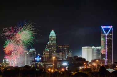 4 Temmuz havai fişek charlotte silüeti üzerinde