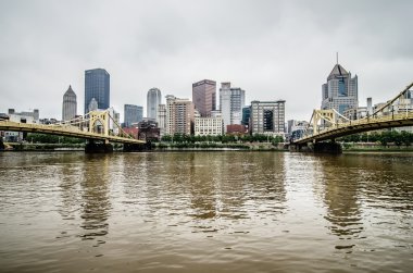 Pittsburgh pa skyline bulutlu gün