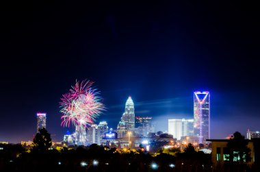 4 Temmuz havai fişek charlotte silüeti üzerinde