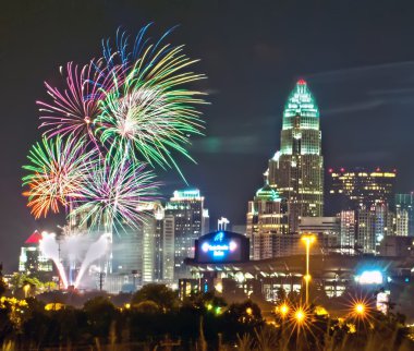 4 Temmuz havai fişek charlotte silüeti üzerinde