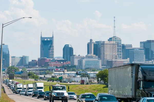 Nashville, tennessee city skyline und straßen — Stockfoto