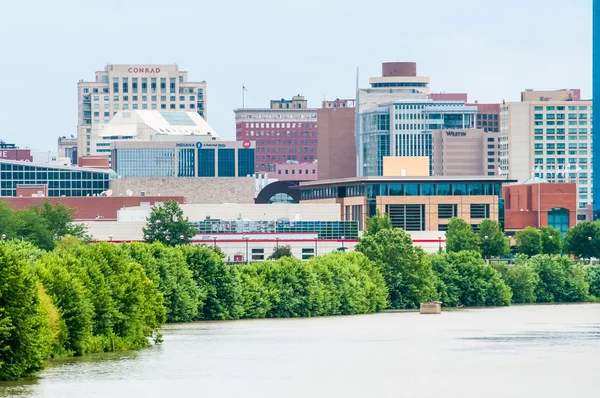 Indianapolis skyline over rivier — Stockfoto