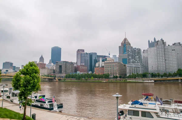 Pittsburgh pa skyline il giorno nuvoloso — Foto Stock