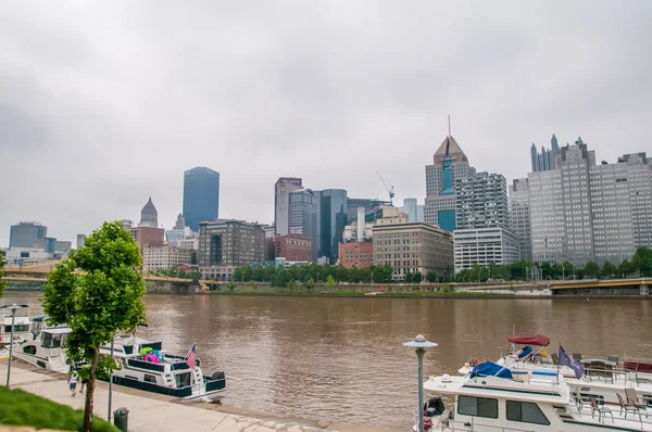 Panorama Pittsburgh pa na zamračený den — Stock fotografie