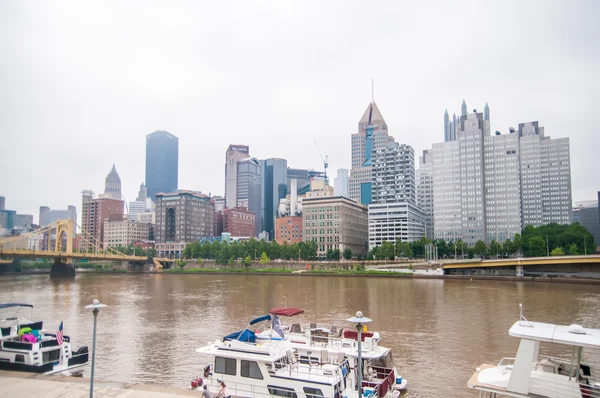 Panorama Pittsburgh pa na zamračený den — Stock fotografie