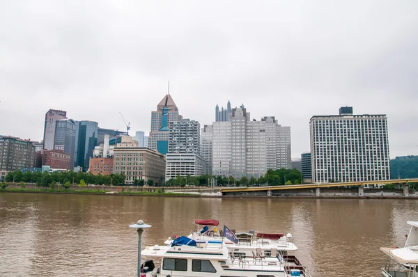 Pittsburgh pa skyline op bewolkte dag — Stockfoto