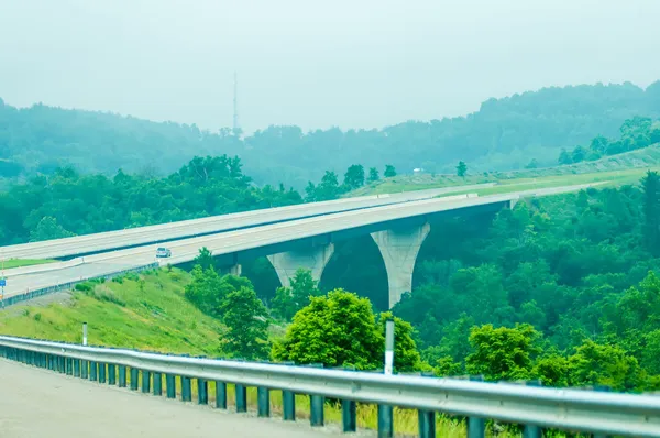 Autostrada biegnie przez góry Zachodniej Wirginii — Zdjęcie stockowe