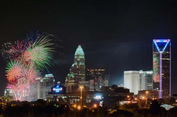 4 juli vuurwerk over skyline van charlotte — Stockfoto