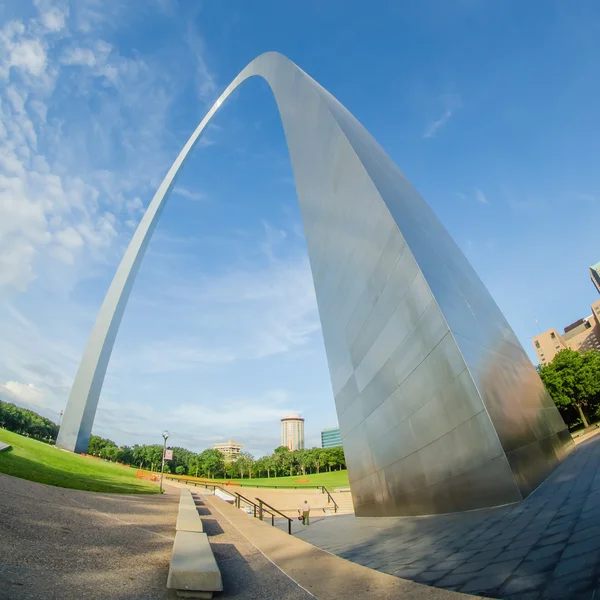 Escultura arco pasarela en St Louis Missouri —  Fotos de Stock