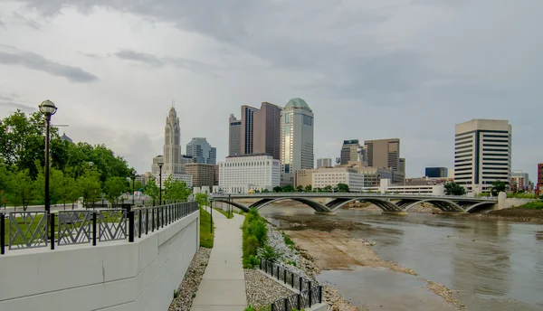 Columbus Ohio skyline and downtown streets in late afternoon — Stock Photo, Image