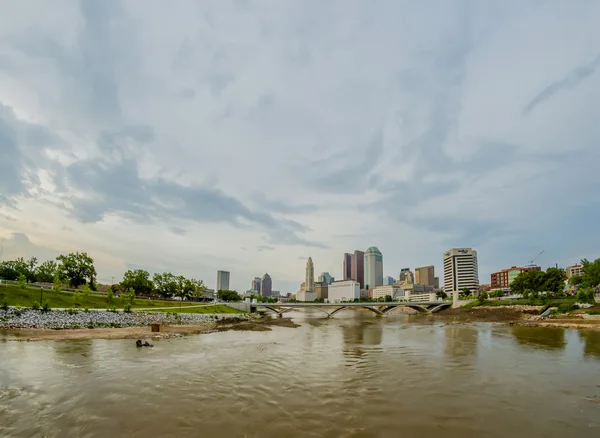 Columbus Ohio skyline and downtown streets in late afternoon — Stock Photo, Image