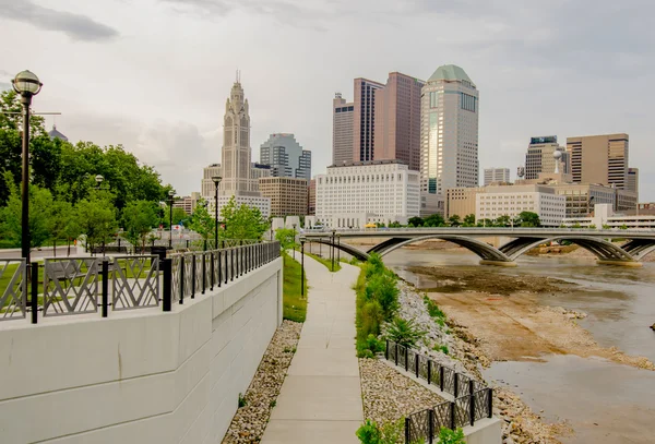 Columbus Ohio skyline y las calles del centro en la tarde — Foto de Stock