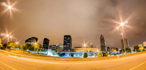 Bulutlu günde downtown Cleveland — Stok fotoğraf