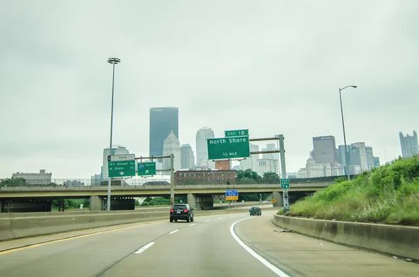 Pittsburgh pa skyline en día nublado —  Fotos de Stock