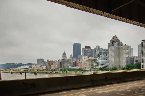 Pittsburgh pa skyline felhős napon — Stock Fotó