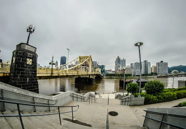 Pittsburgh pa skyline en día nublado — Foto de Stock