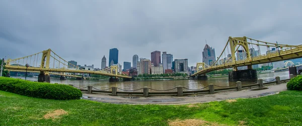 Pittsburgh pa skyline par temps nuageux — Photo