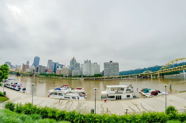 Pittsburgh pa skyline op bewolkte dag — Stockfoto