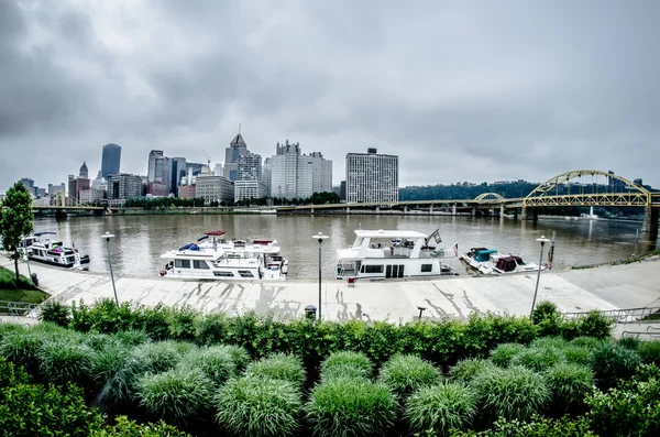 Panorama Pittsburgh pa na zamračený den — Stock fotografie