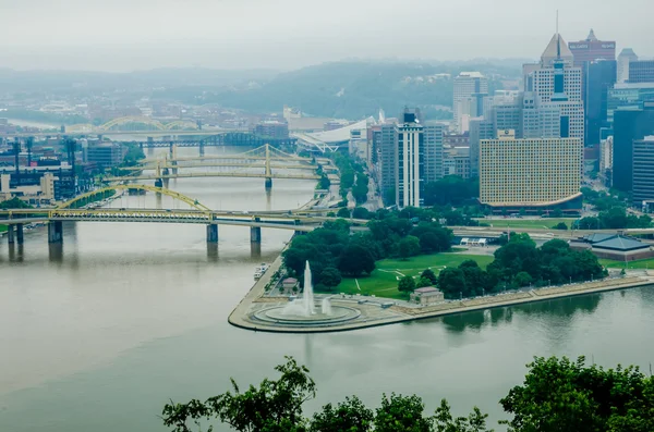 Pittsburgh pa skyline no dia nublado — Fotografia de Stock
